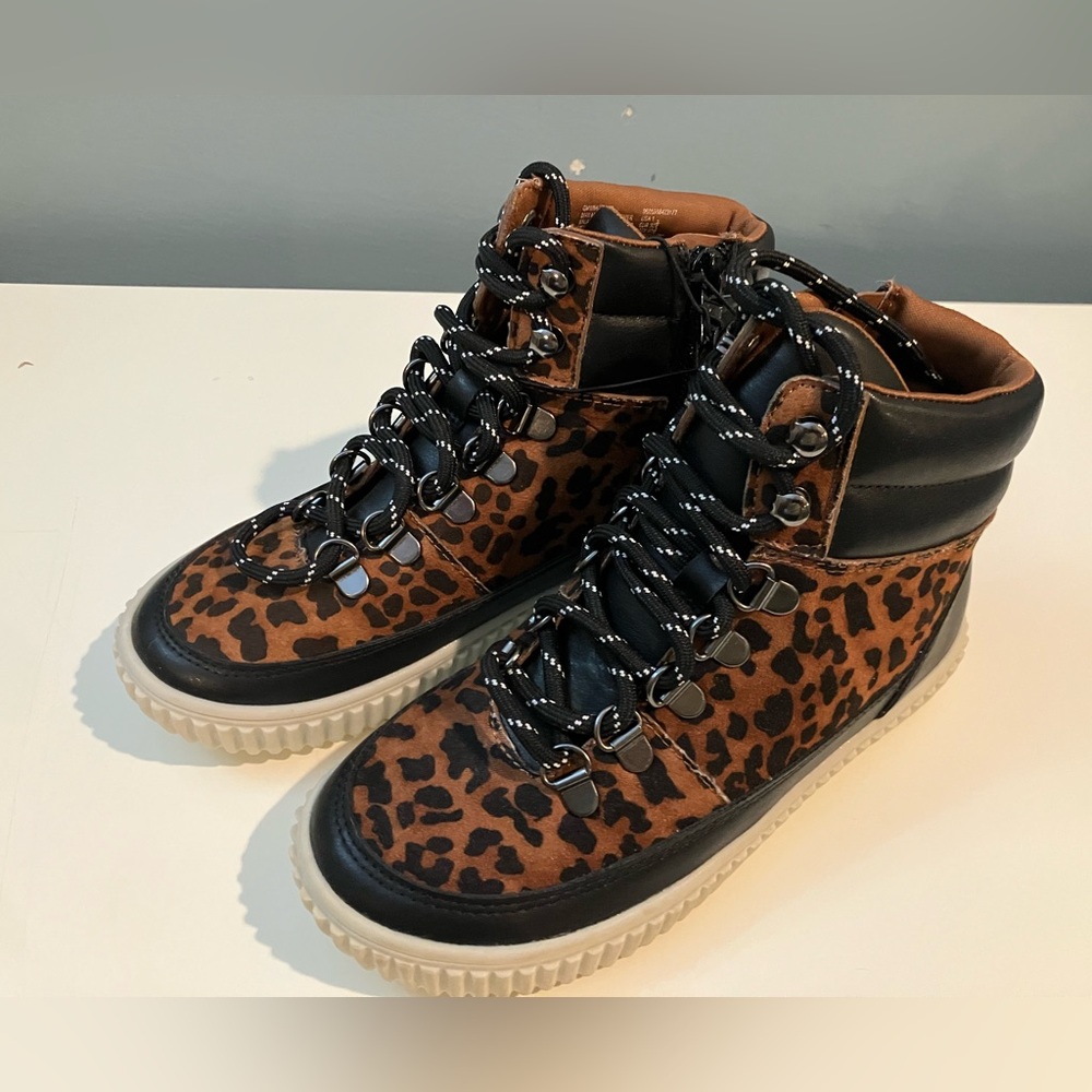 NWT Girls Leopard print high top shoes (size 1)